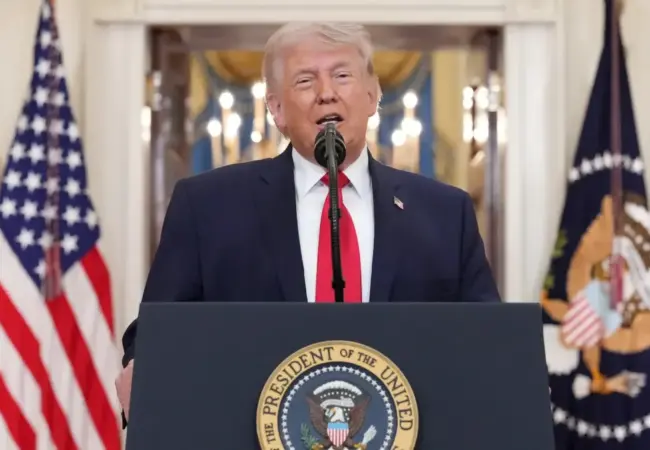 Donald Trump kritizuje Macrona za nedostatečnou pomoc