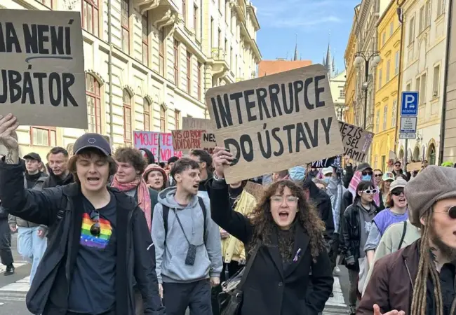 Julie Smejkalová se zúčastnila protestu proti Pochodu pro život
