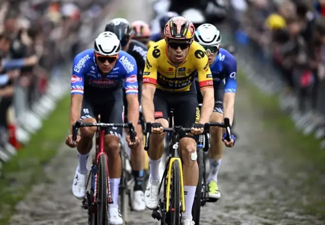 Paris roubaix: Wout van Aert vyhrál Paříž-Roubaix