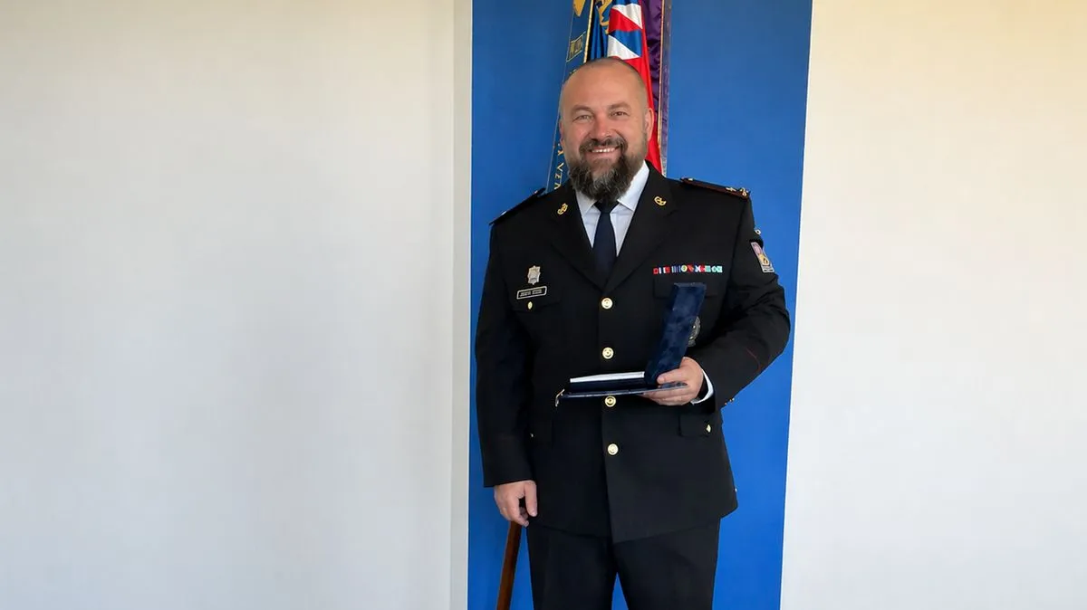 Policista zachránil muže před sebevraždou na mostě