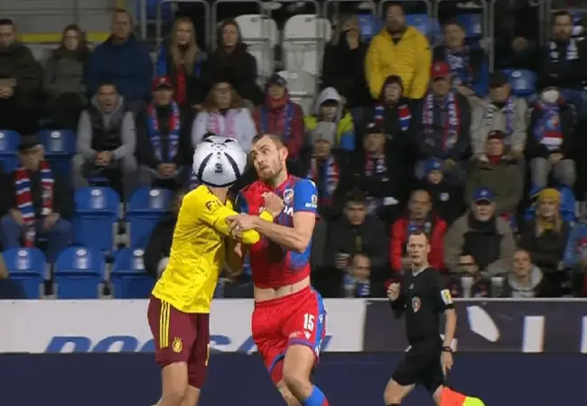 Tomáš Chorý vyloučen za incident se Sampsonem Dwehem