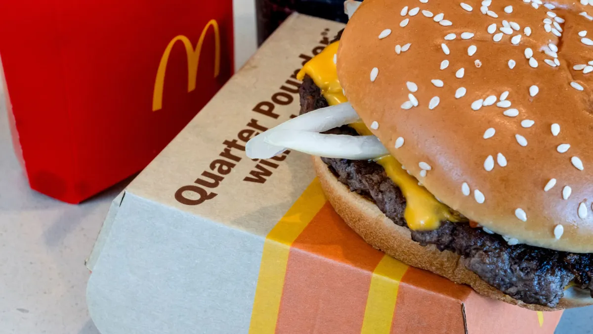 McDonald’s čelí problémům s hygienou po incidentu s červy
